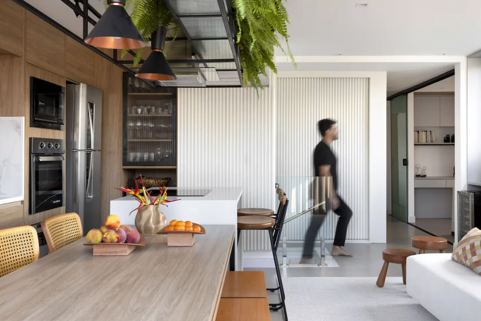 Arquiteto Rafael Ramos reforma cobertura duplex em Botafogo, RJ