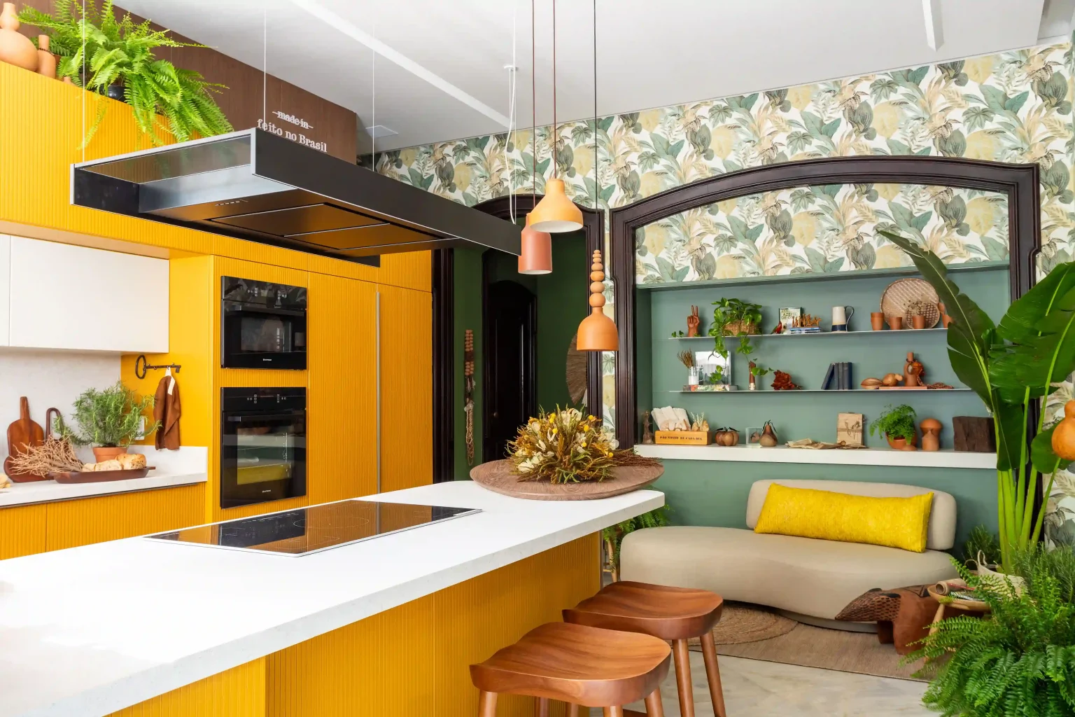 A “Cozinha do Chef – Raízes” projetada pela arquiteta Amanda Miranda na CasaCor Rio 2023