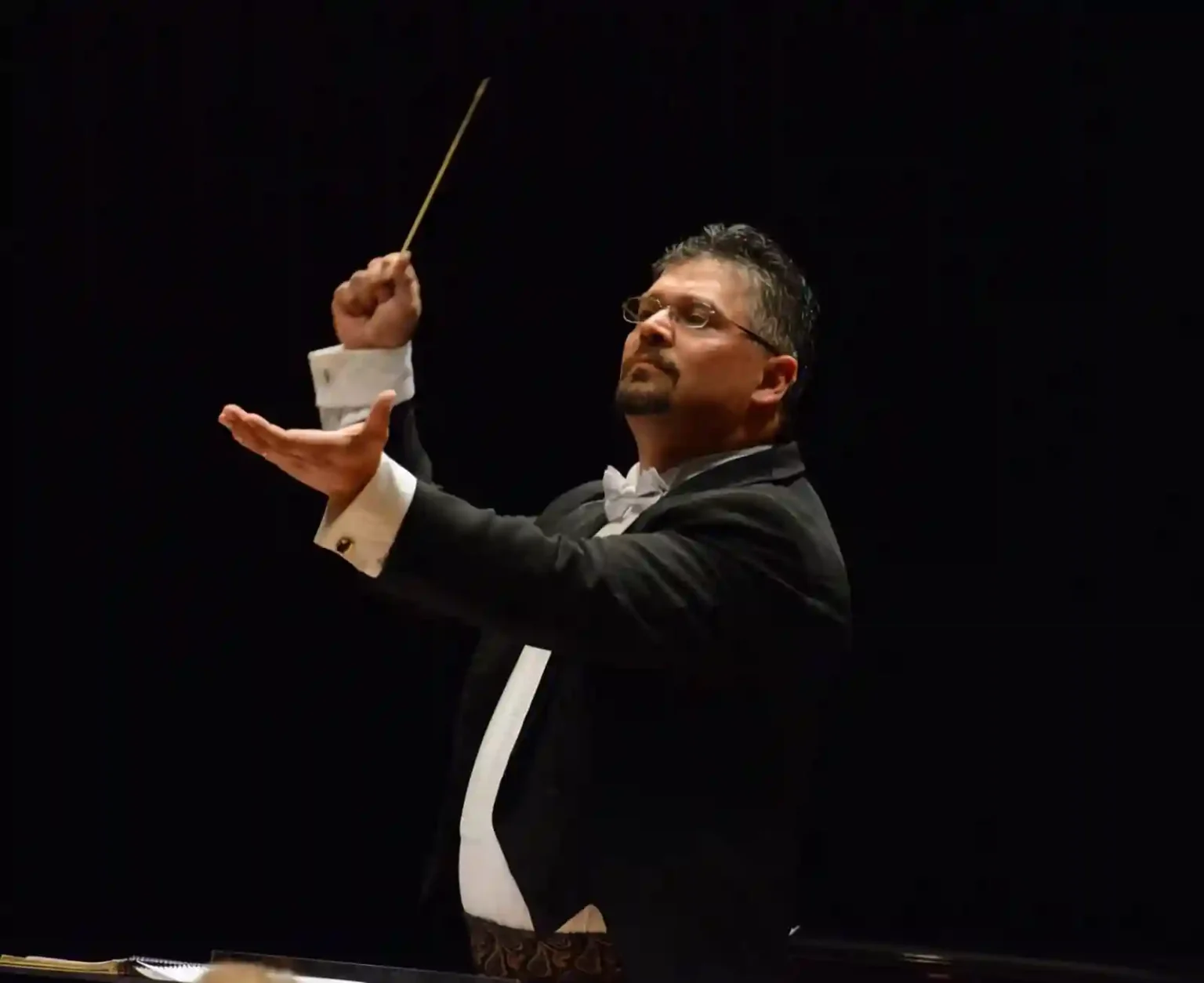 Theatro Municipal do Rio de Janeiro oferece masterclass gratuita com o maestro chileno Victor Hugo Toro