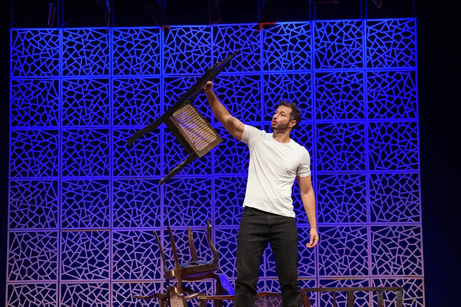 Monólogo “Absolvição” leva público e classe artística ao Teatro Laura Alvim na estreia da nova temporada em maio