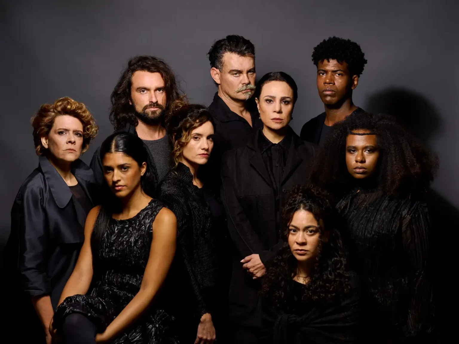 Estreia de As Bruxas de Salém no Teatro Casa Grande reúne elenco estelar e provoca reflexão sobre o Brasil de hoje