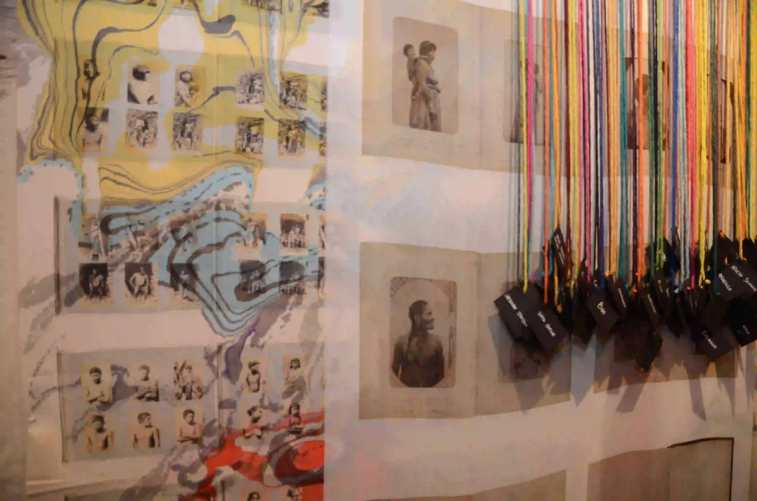 Zoológicos Humanos e a Construção do Racismo são os temas de Cartografia Incógnita, mostra da Bienalsur 2025, em cartaz no Paço Imperial, no Rio