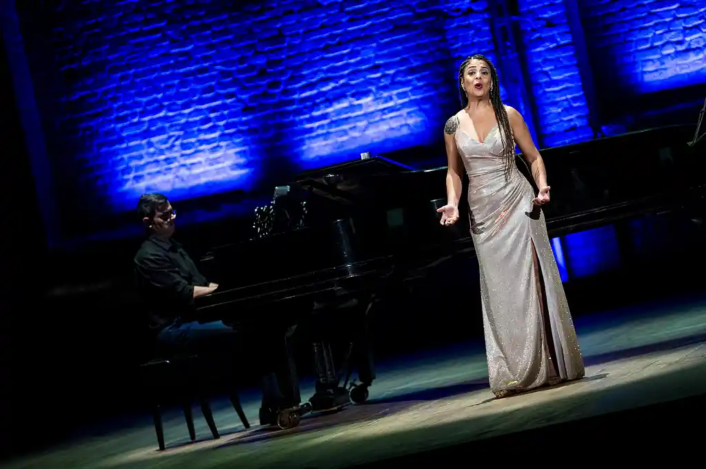 Chiara Santoro apresenta o recital As Brasileiras em homenagem às compositoras nacionais no Centro Cultural Justiça Federal
