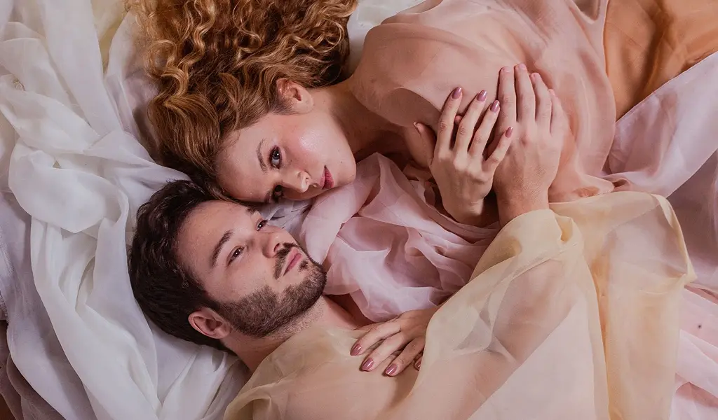 Peça “De repente, nós” de Renê Belmonte estreia em BH com casal Filaretti juntos em cena pela primeira vez