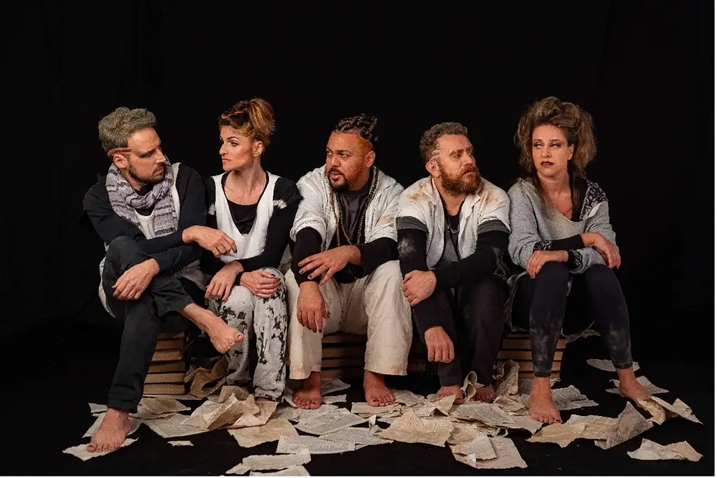 “Como nos Livros”, novo espetáculo do Bando de Palhaços, estreia no Teatro Arena do Sesc Copacabana e celebra os 15 anos do grupo