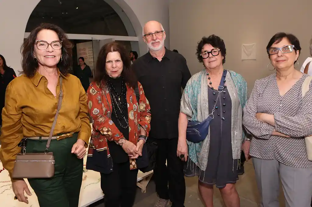 A exposição “Tudo o que é frágil brilha sem medo do esplendor”, de Renato Bezerra de Mello, inaugurada no Paço Imperial