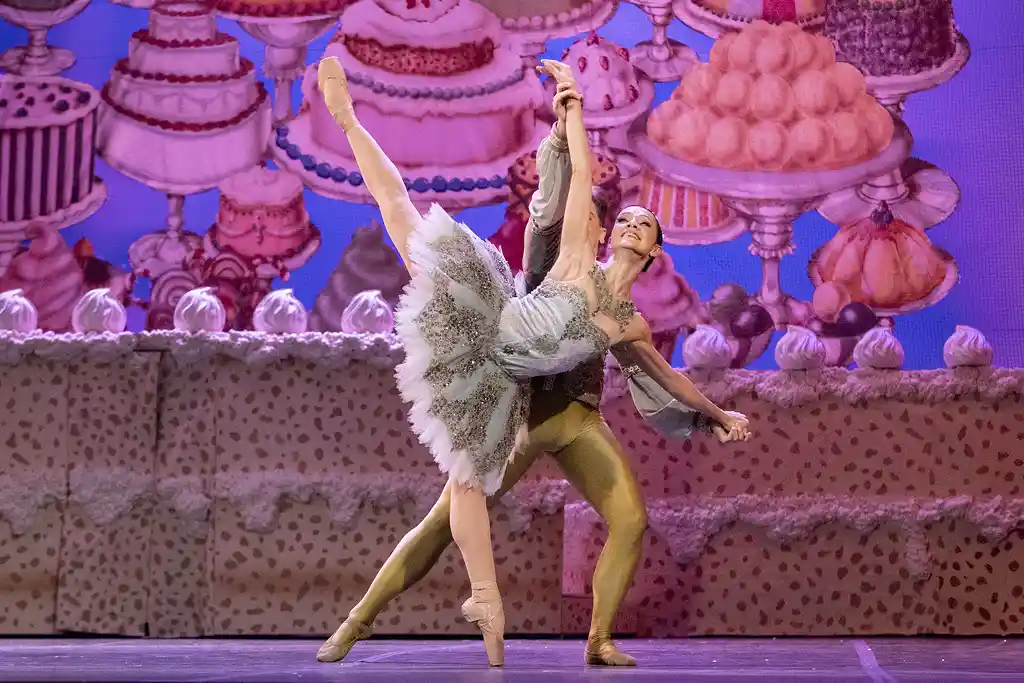 No Theatro Municipal se apresentam, O Quebra-Nozes, de P.I.Tchaikovsky e Ballet, Coro Feminino e Orquestra Sinfônica TMRJ