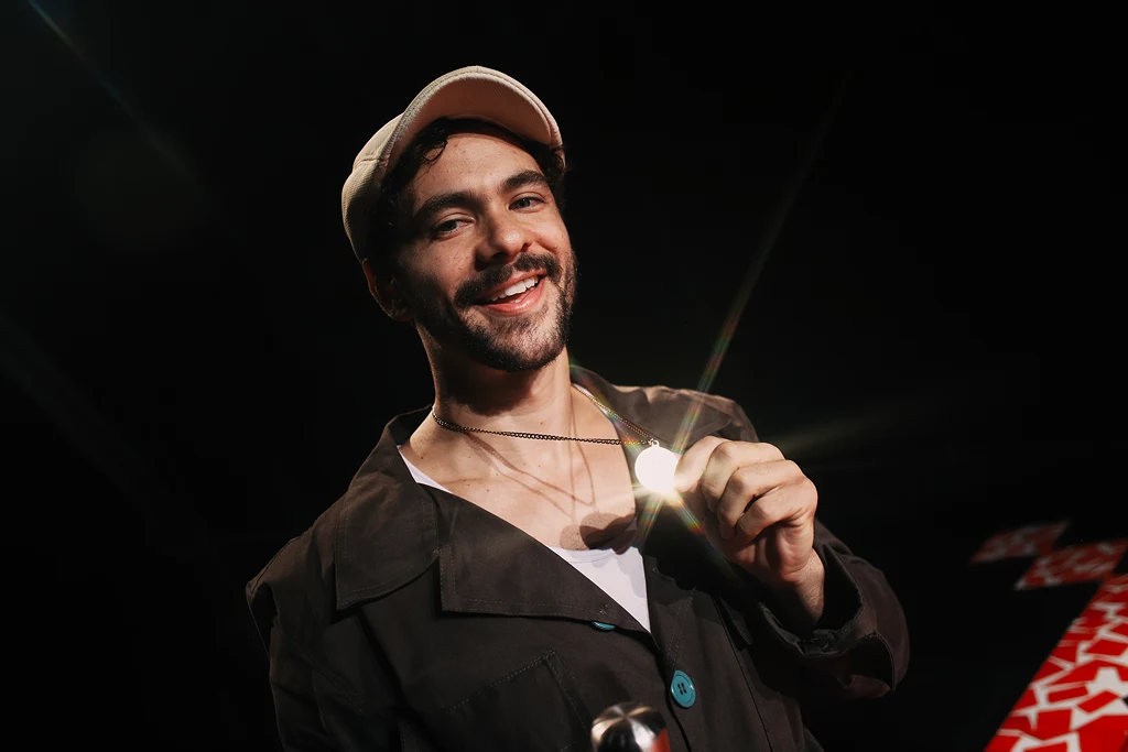 Jogo dos sonhos ou ilusão? Comédia “Raspadinhas” traz riso e reflexão em nova temporada em Copacabana