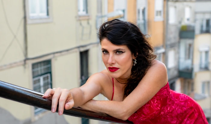 Christine Valença lança single em francês “Sur ton île”