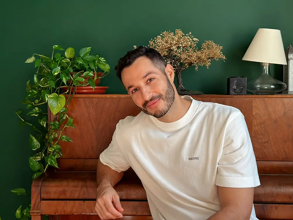 Andriu Freitas e o amadurecimento cênico: entrevista com o ator de “Absolvição”