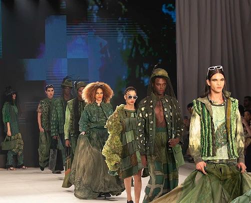 Almir França transforma o verde militar em desejo para a moda casual contemporânea
