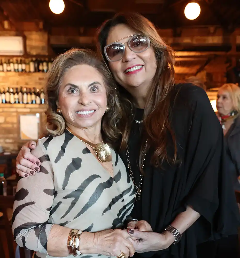 Ana Claudia Vaz celebra aniversário com almoço no Fratelli da Barra