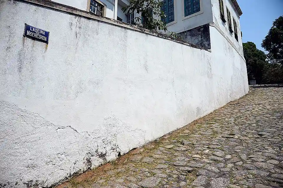 Pérola ou dente cariado? O morro que o Rio decidiu esquecer