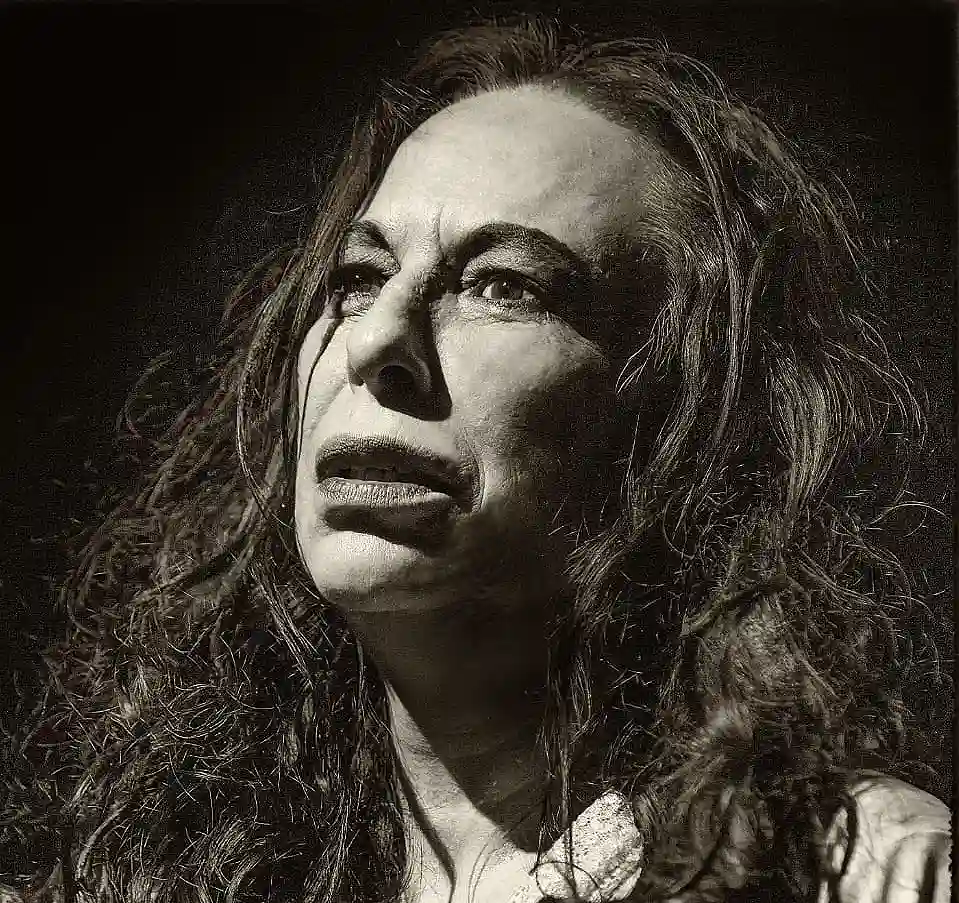 Elaine Baracho: entre o palco, a poesia e a liberdade de transgredir