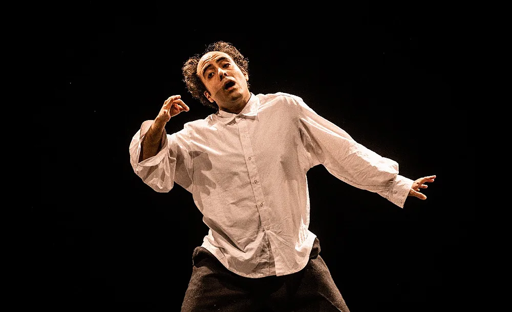 CCBB RJ recebe ar&luz&tempo&espaço, espetáculo de palhaçaria inspirado em Charles Bukowski