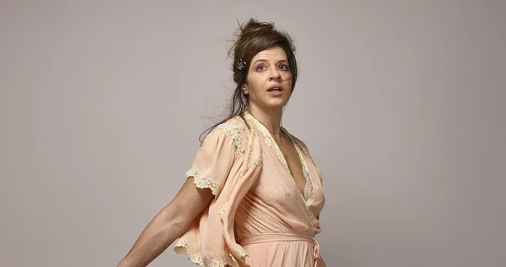 Mariana Santos estreia solo “Morra, Amor” no Teatro TotalEnergies – Sala Adolpho Bloch