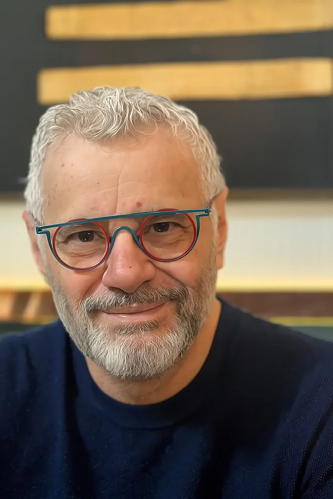 Tadeu Aguiar: entre o palco, a direção e a paixão pelo teatro